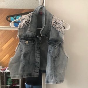 Jean vest with lace